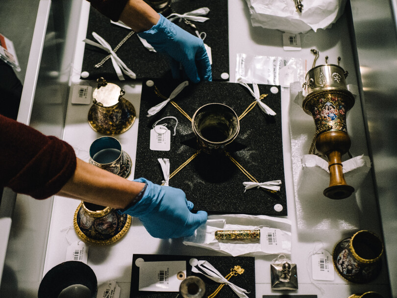 Les œuvres plus petites sont entreposées dans des compactus, qui permettent d’optimiser la capacité de stockage, mais qui doivent être déplacés pour être ouverts.